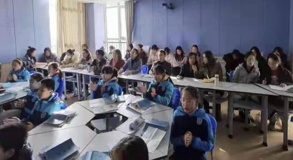 文学院老师在认真观摩