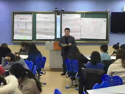 钟老师在激情飞扬地进行点评