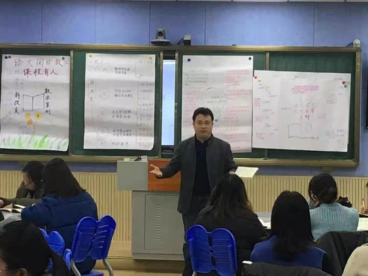钟老师在激情飞扬地进行点评