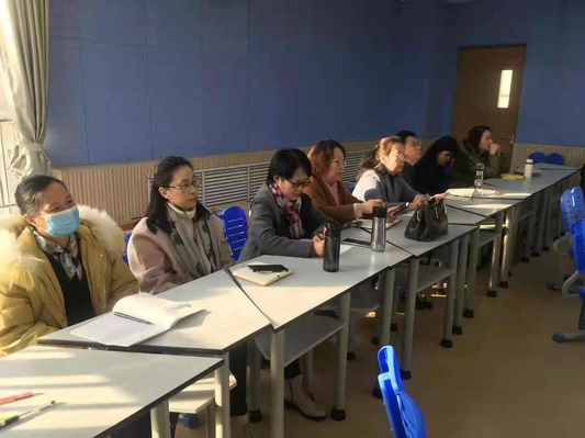 文学院老师在认真观摩
